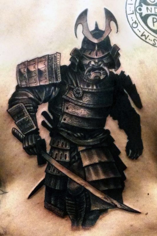 Tatuaje en la espalda,
guerrero samurái furioso con espada