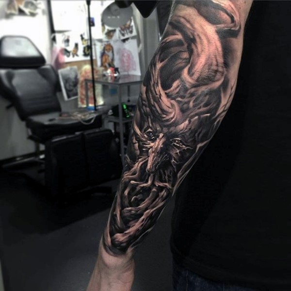 Nettes detailliertes schwarzes und weißes Unterarm Tattoo mit hölzernem Monster