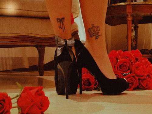 carina corona elegante tatuaggio su caviglia per ragazza