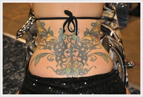 bello modello floreale tatuaggio su parte bassa di schiena