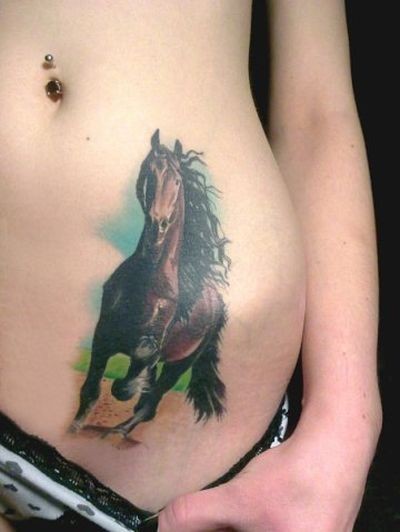 Tatuaje en el estómago, caballo pardo con la crin negra