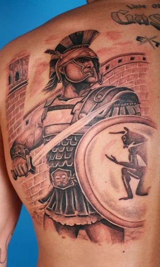 Tatuaje en la espalda,
gladiador intrépido en armadura y armado
