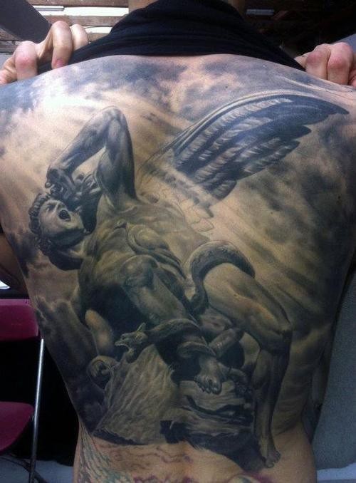 Schöner großer Engel mit Schlange Tattoo am Rücken