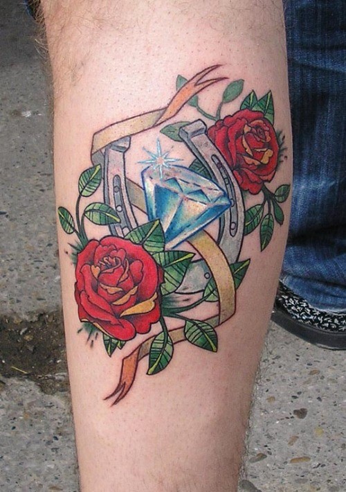 Schönes Hufeisen mit Diamanten und roten Rosen Tattoo