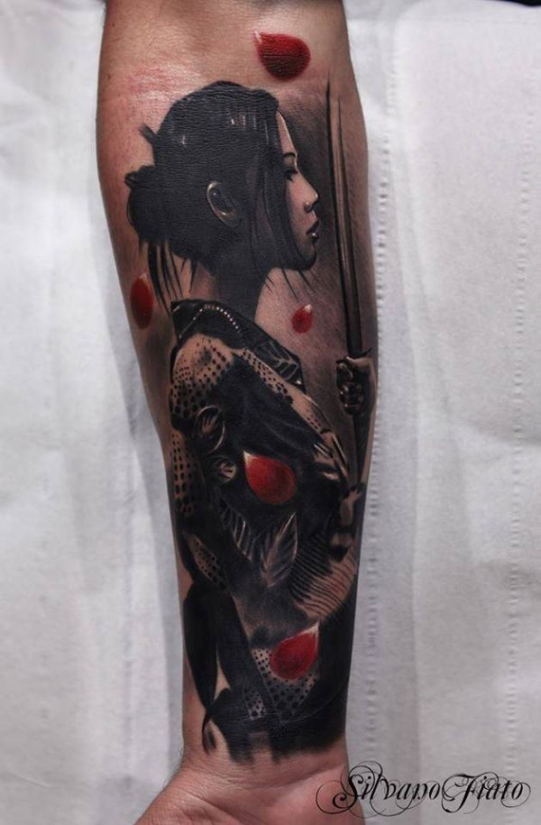 Tatuaje en el antebrazo,
 geisha con espada