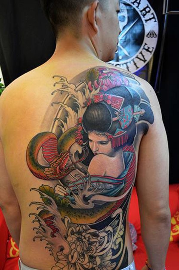 Tatuaggio impressionante sulla schiena bellissima kabuki giapponese con il serpente