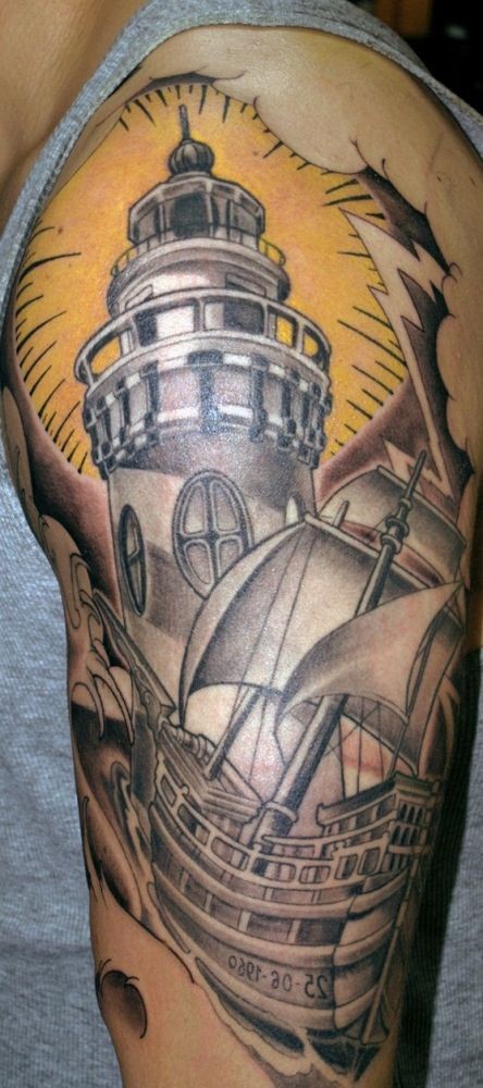 Tatuaje en el brazo, barco y faro