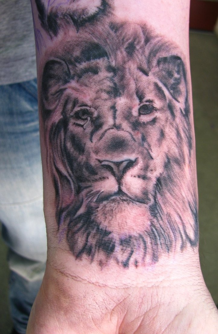 Schönes Tattoo vom Löwenkopf auf innerlicher Seite des Handgelenks