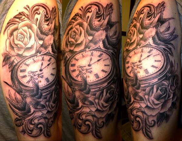 Tatuaje en el hombro, reloj antiguo decorado con rosas