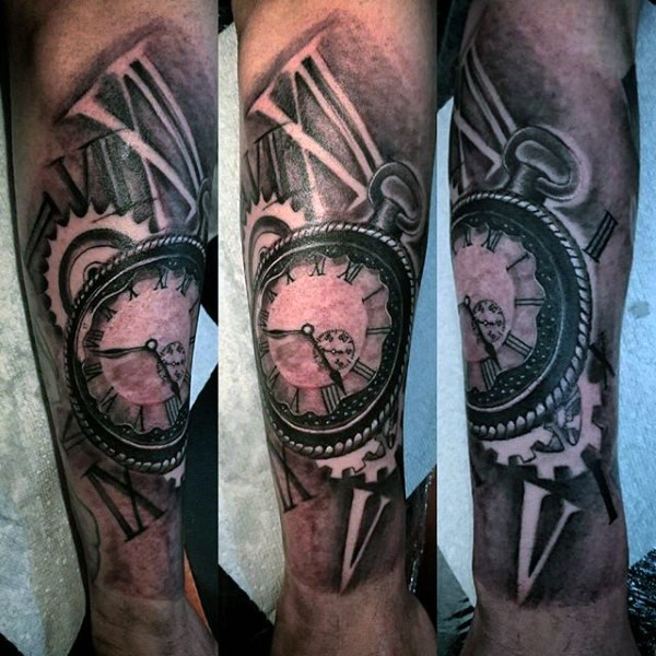 Tatuaje en el antebrazo, reloj retro interesante con numeros romanos
