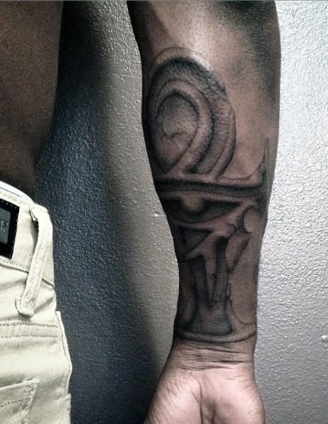 Gut aussehendes schwarzes Unterarm Tattoo mit Auge des Horus