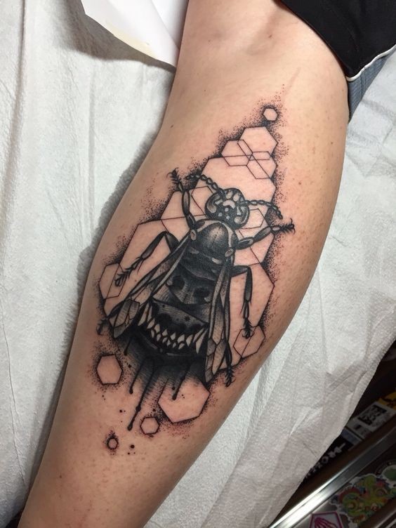 Bel inchiostro nero dall&quotaspetto dipinto da Michael J Kelly, il tatuaggio sulle gambe di un grosso insetto