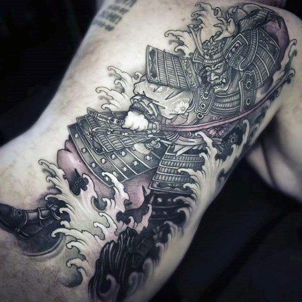 Tatuaje en el brazo,
 guerrero samurái masivo en estilo asiático, colores negro blanco