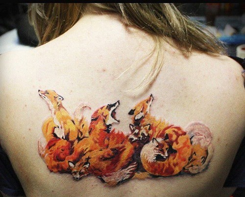 Nett aussehendes detailliertes Tattoo am Rücken mit verschiedenen Füchsen