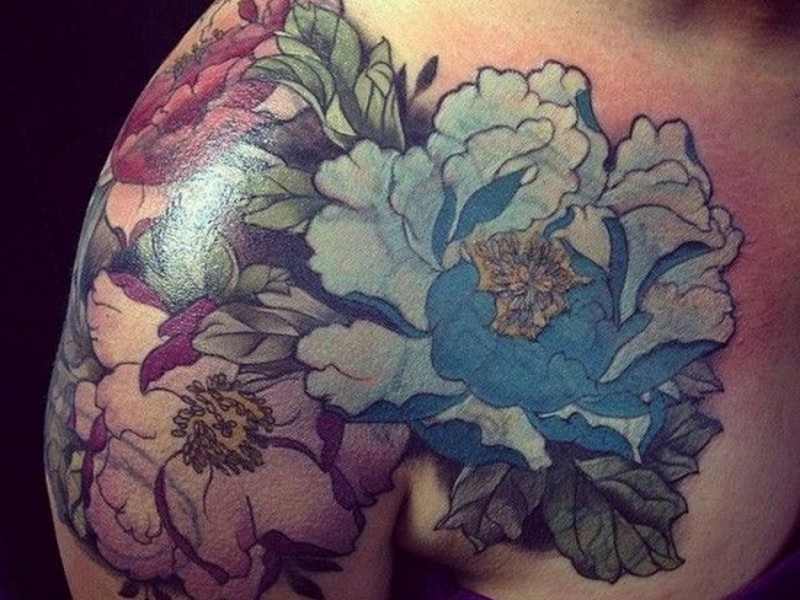 Schönes natürlich aussehendes farbiges großes Schulter Tattoo von Wildblumen