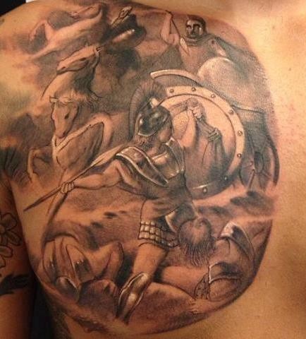 Nette natürlich aussehendes farbiges Brust Tattoo mit antikem massivem Kampf