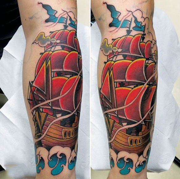 Schönes Oldschool farbiges Segelschiff Tattoo am Unterarm