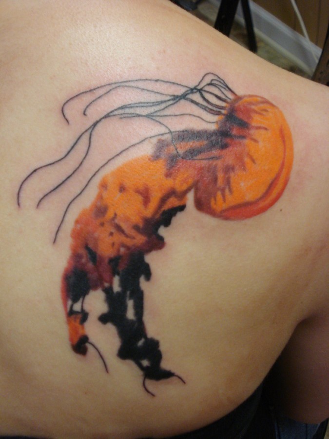 bella medusa arancione tatuaggio sulla scapola