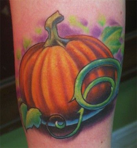 Netter orange Kürbis farbiges realistisches detailliertes Tattoo
