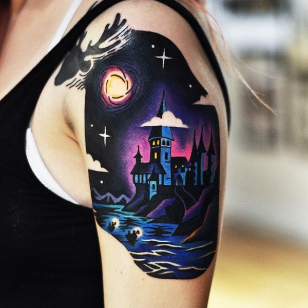 Tatuaje en el brazo, castillo de la noche, diseño fantástico multicolor