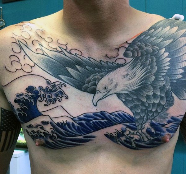 bel dipinto ner e bianco dettagliato aquilq sulle  onde tatuaggio su petto