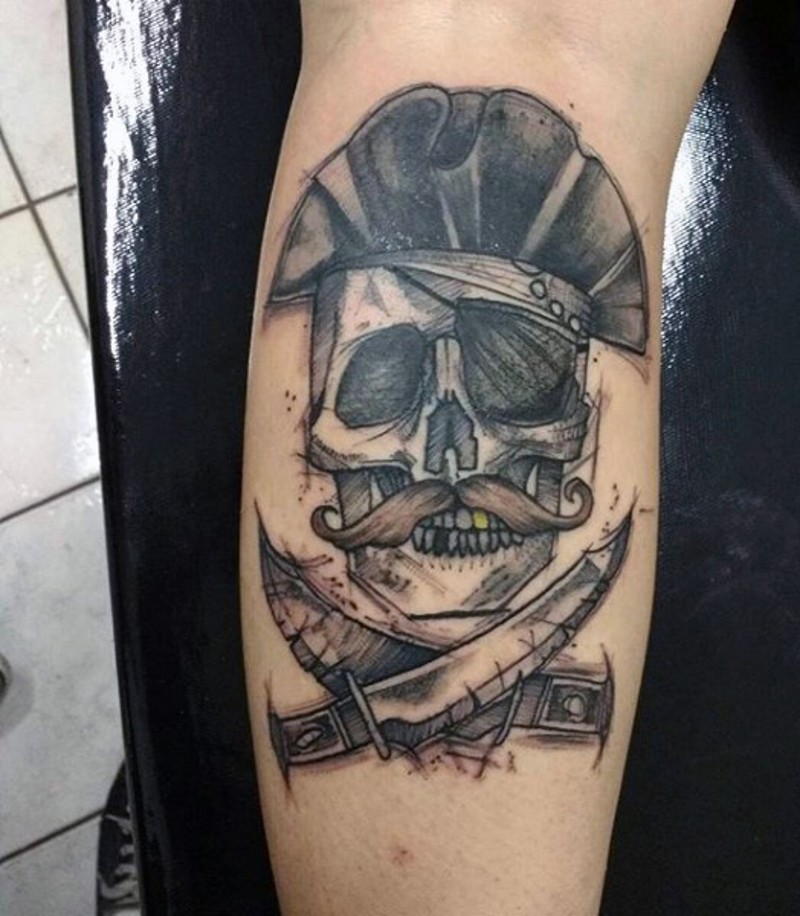 Tatuaje en el antebrazo, pirata con sombrero y bigotes y dos espadas