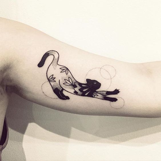 Tatuagem de braço de tinta preta pintada de gato com flores
