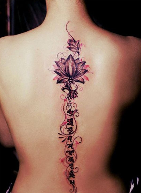 Tatuaje en la espalda,
flor divina con patrón elegante y jeroglíficos pequeños