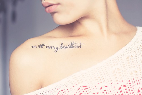 Schöne bemalte kleine schwarze Tinte romantischer Schriftzug Tattoo an der Schulter