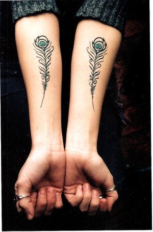 Tatuaggio semplice sulle mani la piuma del pavone