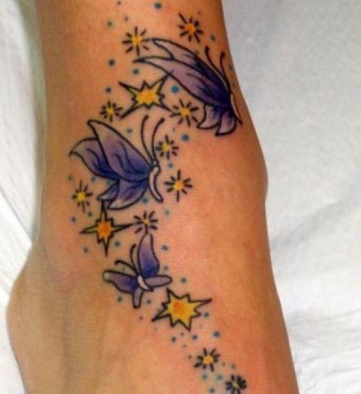 Schöne  lila Schmetterlinge und gelbe Sterne Tattoo am Fuß