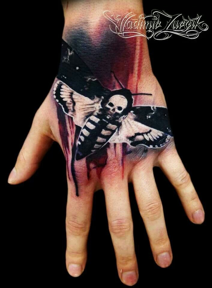Netter 3D nächtlicher Schmetterling Tattoo an der Hand mit weißem Schädel