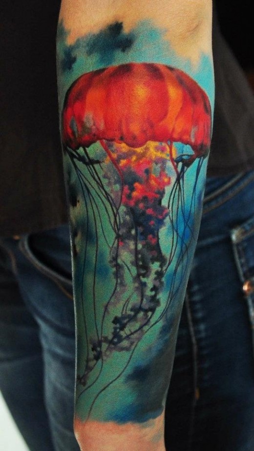 Tatuaje de una bonita medusa roja en toda la mano.