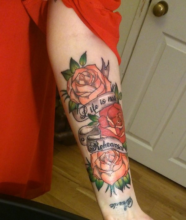 belli rose e scritta tatuaggio mezza manica