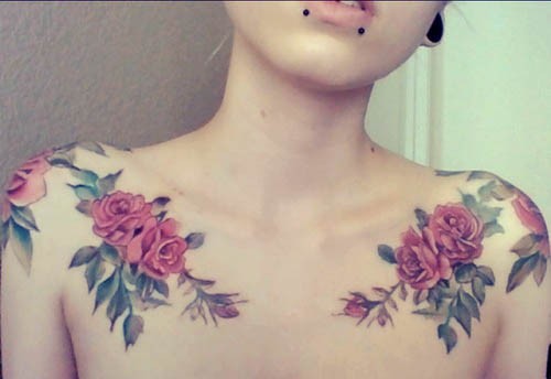 Tatuaggio simpatico sulle clavicole e sui bracci le rose rosa