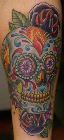 Schöner Zuckerschädel mit dunkelvioletter Rose Tattoo