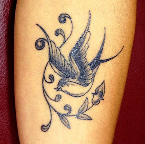 Schöne Schwalbe Vogel Tattoo mit Ast