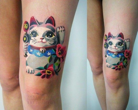 Nice sweet looking thigh tattoo of maneki neko japanese lucky cat statuette