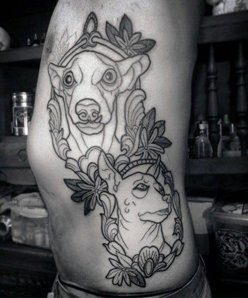 Tatuaje en el costado,
retratos de perros en los marcos