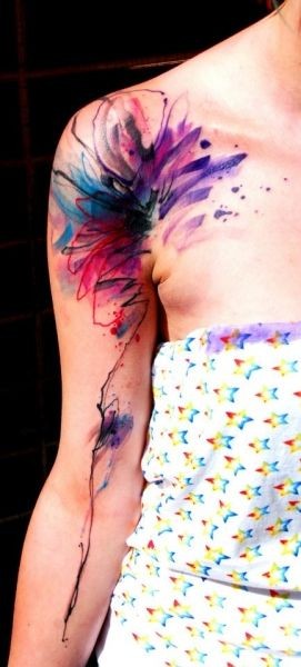 Tatuaje en el hombro, flor impresionante de acuarelas