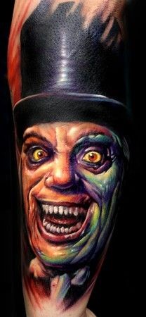 Tatuaje en el antebrazo,
monstruo loco en el sombrero de copa