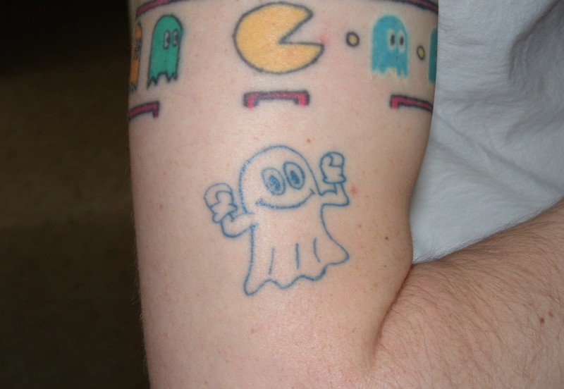Tatuaje en el brazo, fantasma azul pequeño