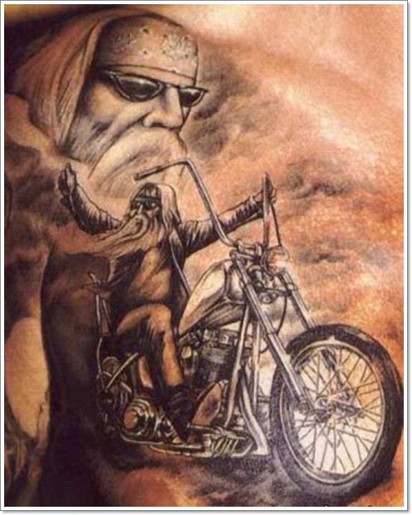 Alter Biker auf einem Motorrad Tattoo