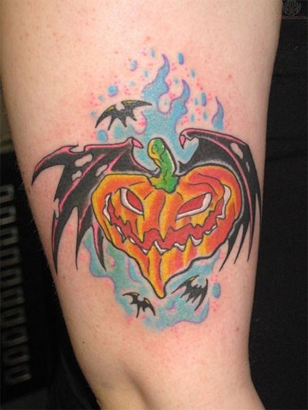 Tatuaje en el brazo, caricatura de calabaza con alas de murciélago