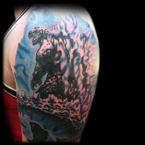 Großer Godzilla im Wasser Tattoo am  halben Ärmel wie aus alten Cartoons