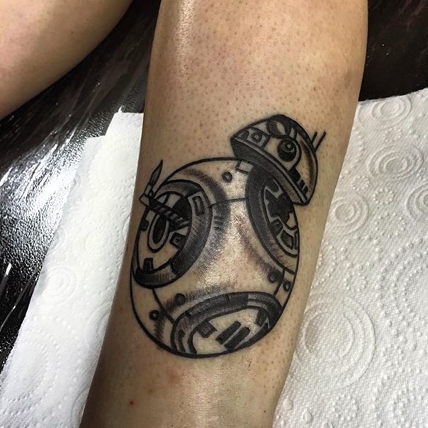 Tatuaje  de droide BB-8 negro blanco en la pierna