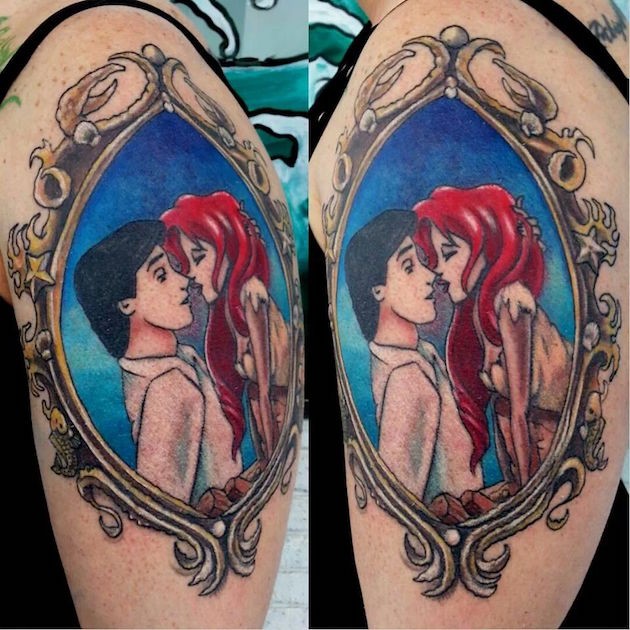 Tatuaje en el brazo,
retrato de pareja enamorada en el marco