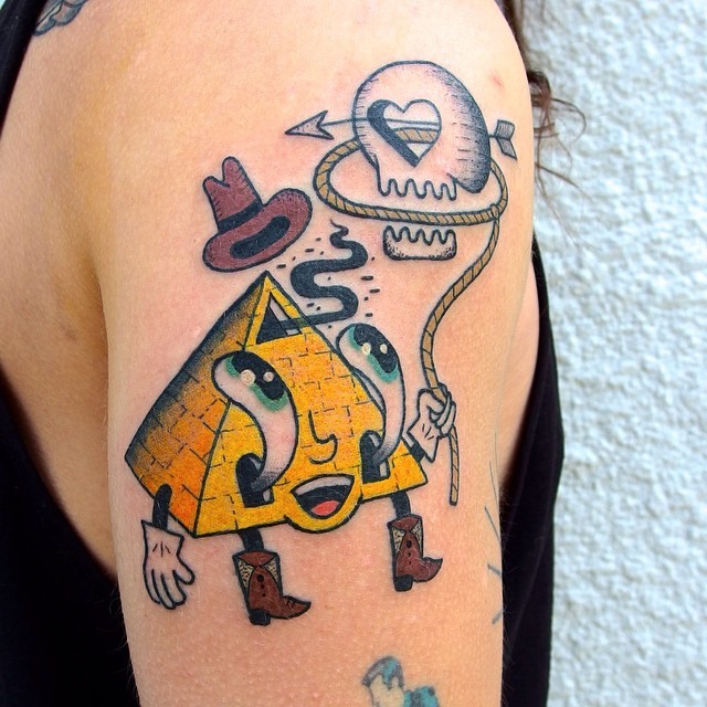 Tatuaje en el brazo, personaje pirámide divertida con cráneo atado
