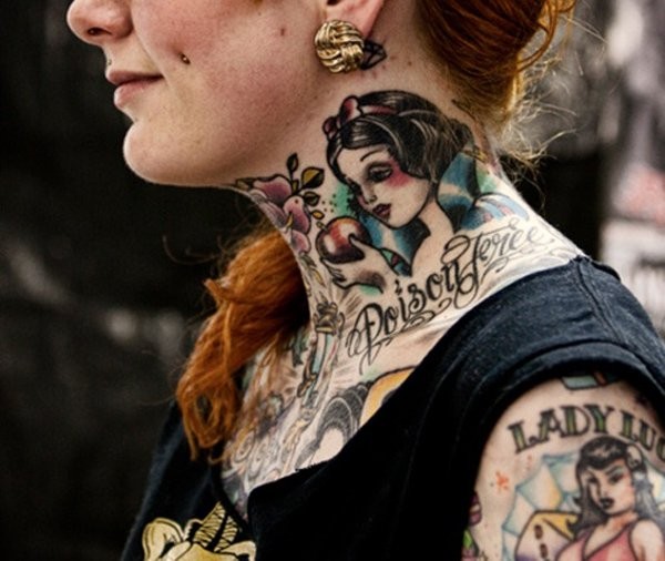Tatuaje en el cuello, Blancanieves con manzana, dibujo precioso multicolor