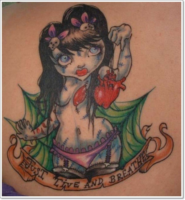 Tatuaje  de chica zombi juguetona con corazón en la cadera